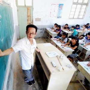 农村小学男教师决定不干了，女校长听后回复两个字，网友：尴尬了