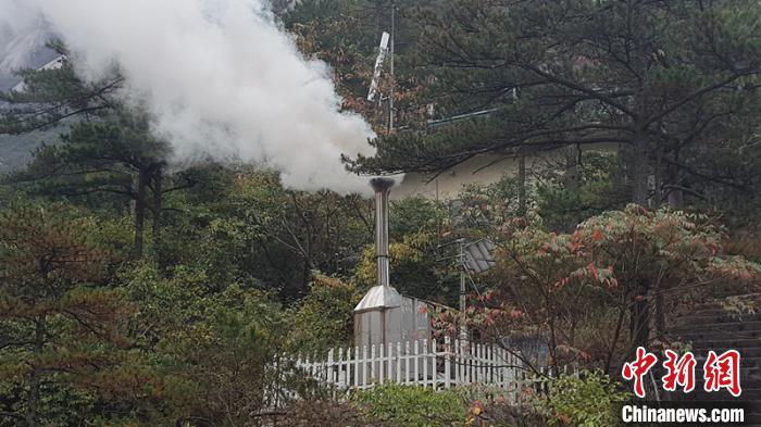 2019年10月份，黄山燃放烟条人工增雨作业。 黄山风景区供图