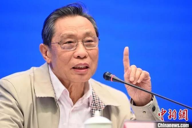 钟南山称新冠肺炎尸体解剖很重要 陈骥旻 摄