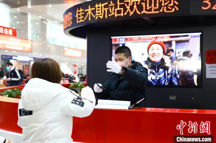 图为哈铁工作人员为乘客提供咨询服务。 哈铁供图 　摄