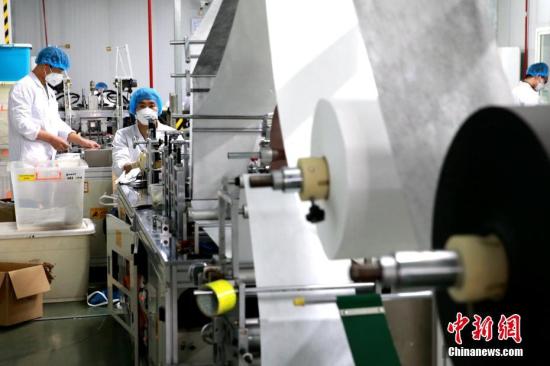 资料图：一口罩生产企业“火力全开”保供应。 中新社记者 梁犇 摄