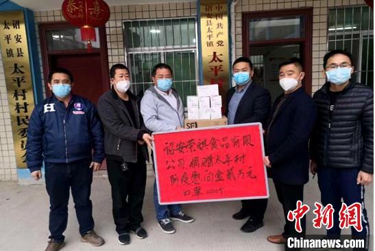 台胞杨荣辉购买医疗口罩等捐赠给一线的防疫工作人员。　钟欣 摄