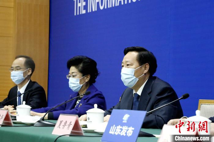 山东省委组织部副部长、省人力资源社会保障厅厅长梅建华介绍相关情况。　沙见龙 摄