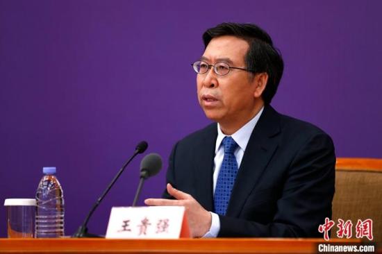 2月20日，中国国务院联防联控机制在北京召开新闻发布会，北京大学第一医院主任医师王贵强解读了第六版新冠肺炎诊疗方案的新变化，他表示，新版诊疗方案的目标还是进一步降低病死率。中新社记者 富田 摄
