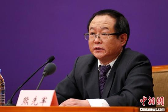2月20日，中国国务院联防联控机制在北京召开新闻发布会，介绍医疗救治经费保障、医务人员待遇落实工作情况。图为国家医保局医药管理司司长熊先军出席发布会。中新社记者 富田 摄
