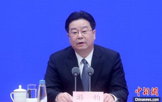 2月20日，中国人力资源和社会保障部副部长游钧在北京出席国务院应对新型冠状病毒感染的肺炎疫情联防联控机制举行的新闻发布会时称，当前新冠肺炎疫情对企业用工和就业必然会带来一些影响，但中国经济长期向好的基本面没有变，所以就业局势总体稳定的基本面没有变。中新社记者 张宇 摄