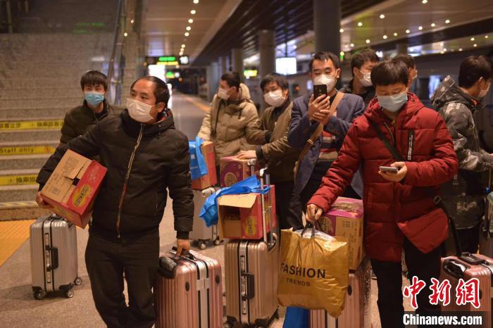 2月16日，铁路首趟复工人员定制专列开行，60余家杭州企业的近300名贵州员工乘坐列车到达杭州东站。　商泽阳 摄