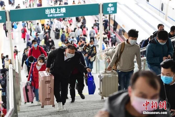 2月20日，深圳北站返深客流低位运行。图为返深旅客出站。中新社记者 陈文 摄