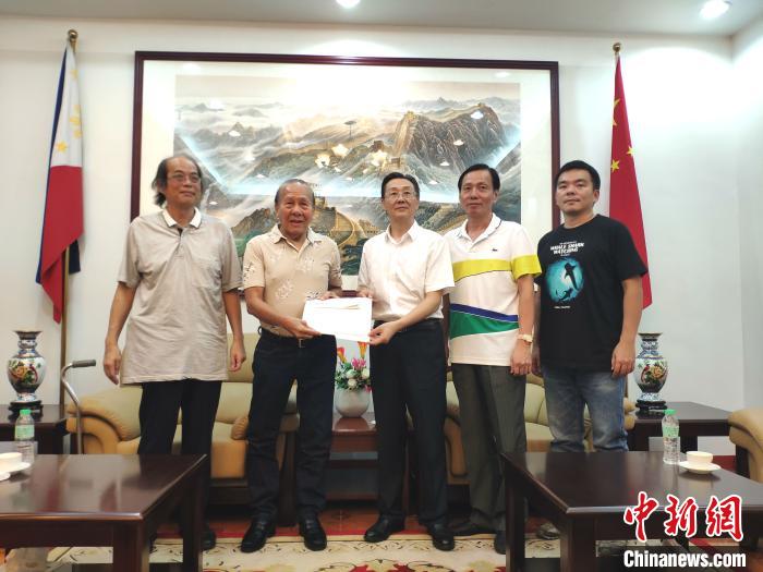 图为周游斌馆长领事(右三)会见领区侨团代表，并接受侨团和个人捐赠。　驻拉瓦格领事馆供图 摄