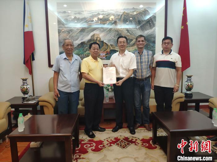 图为周游斌馆长领事(右三)会见领区侨团代表，并接受侨团和个人捐赠。　驻拉瓦格领事馆供图 摄