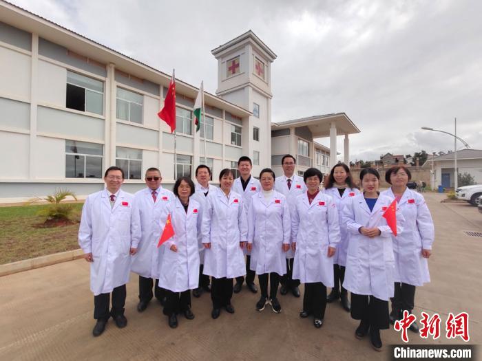 甘肃第22批援马达加斯加医疗队首都点全体队员。(资料图) 受访者供图 摄