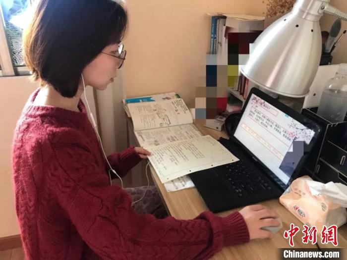 教师在家为学生上课。 江山教育局提供
