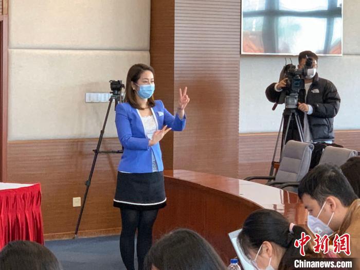 从今天起新闻发布会与上海市残联合作增加手语翻译。　康玉湛 摄