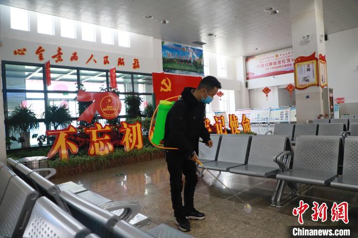 图为青海省民和县客运站清洁消毒恢复运营。　石延寿 摄