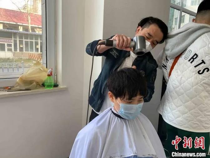 资料图：苏有智同事为医护人员义剪。受访者供图