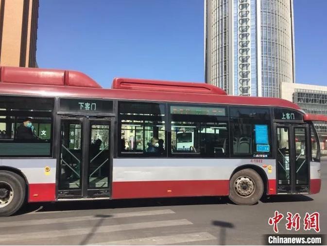 2月24日起，在“重大突发公共卫生事件一级响应”期间，乘坐太原公交需实名登记。　高瑞峰 摄