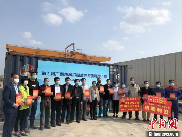 图为广西爱心人士筹集物资支援十堰 赖宇丹 摄