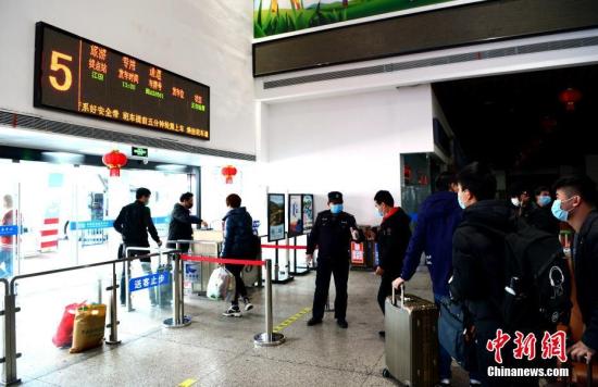 2月19日，为满足复产复工人员返程需求，福建省福州汽车客运站陆续恢复运营。客运站的卸客区均设置体温监测点和隔离室，乘客需携带身份证等有效证件，实名购票、检票，进行身份信息登记。图为乘客通过检票口。中新社记者 王东明 摄