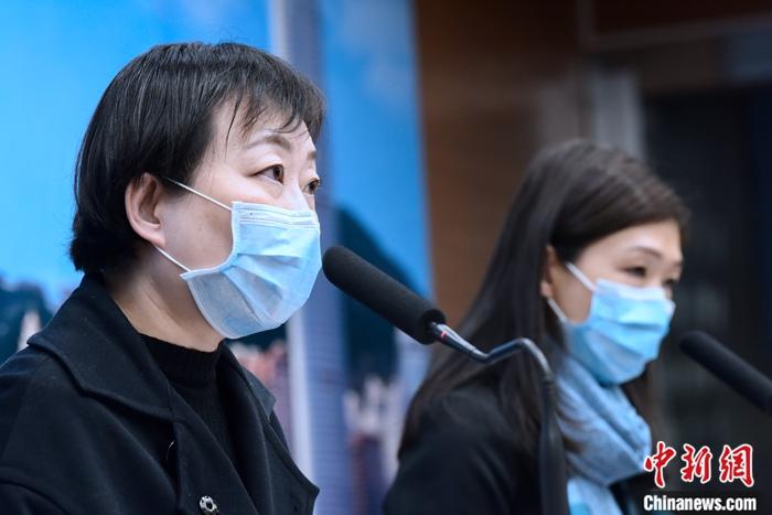 2月24日下午，香港特区政府卫生署卫生防护中心传染病处主任张竹君(左)、医院管理局总行政经理(病人安全及风险管理)何婉霞(右)出席记者会。中新社记者 李志华 摄