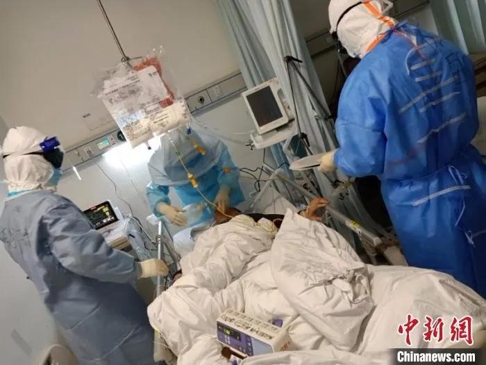 资料图：国家医疗队队员为危重患者进行气管插管。　钟欣 摄