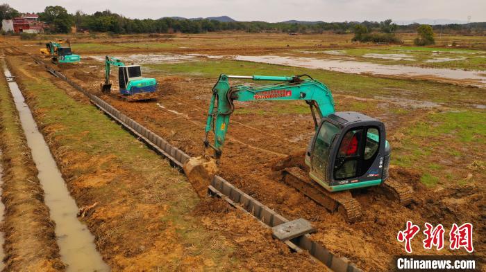 近日，在江西省吉安市泰和县沿溪镇源塘村，机械正在高标准农田建设现场施工作业。　邓和平 摄