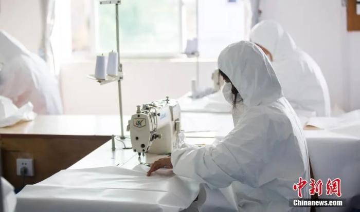 2月25日，江西省九江市都昌县天瑞制衣生产车间，工人在制作防护服。傅建斌 摄