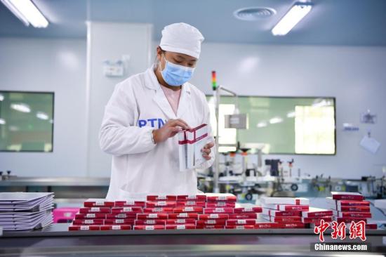 2月25日，云南昆明薇诺娜护肤品生产车间内，员工在生产线上工作。随着云南省降低实体企业成本、加大援企稳岗力度、保障疫情防控物资、加大金融支持等方面政策举措的实施，该省企业正有序复工复产。中新社记者 刘冉阳 摄