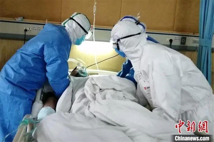 江西首批援助武汉医疗队队员治疗患者。　史荣萍 摄