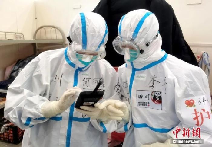 图为医护人员在操作手持移动工作平台。安源 摄