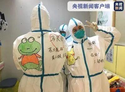 她们在防护服上画画儿，只为了……