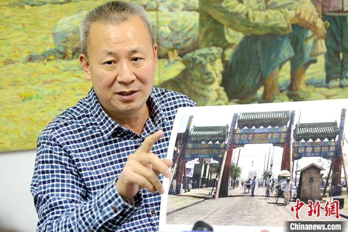 图为徐宗懋向记者展示他工作室修复上色的高画质老北京图片。中新社记者 史元丰 摄

