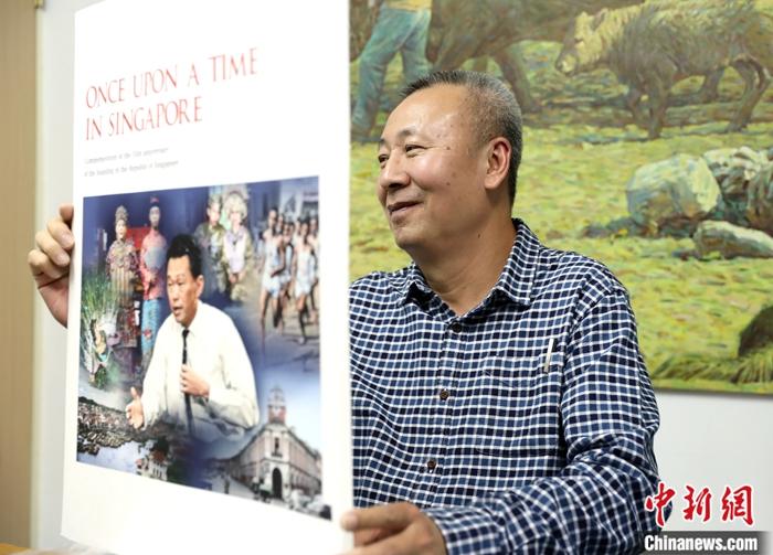 图为徐宗懋向记者展示他工作室修复上色的高画质老北京图片。中新社记者 史元丰 摄
