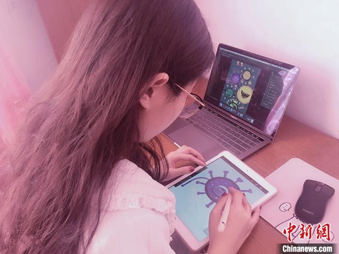 图为团队研究生在画图。供图