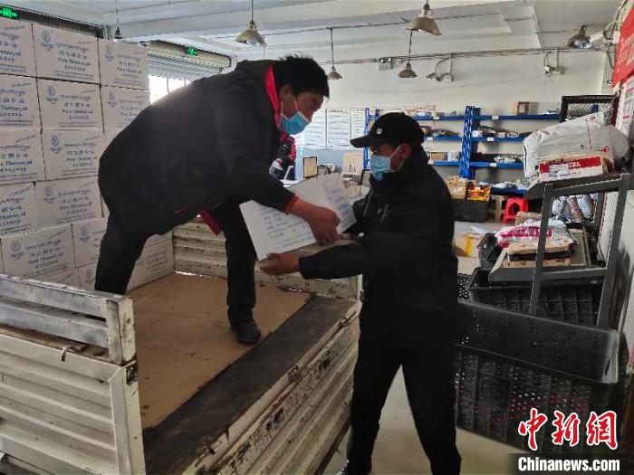西藏14吨物资发往武汉 反向支援北京医护人员