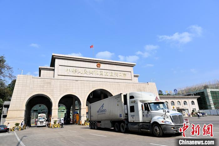 图为越南货车往返于中国广西友谊关口岸。　俞靖 摄