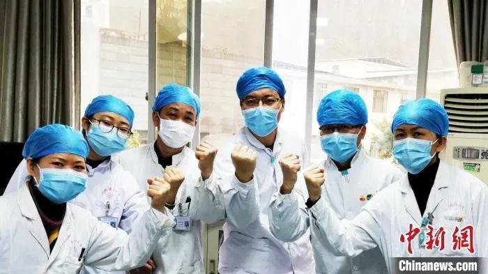 图为南溪山医院检验科新冠病毒核酸实验小组表示要坚决完成检测任务。　张超群　摄