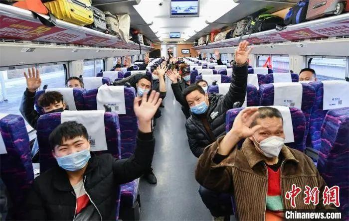 广安农民工在动车上挥手告别。　张国盛　摄