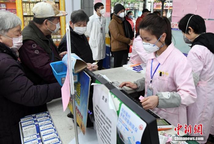 资料图：市民排队买药。 中新社记者 刘可耕 摄