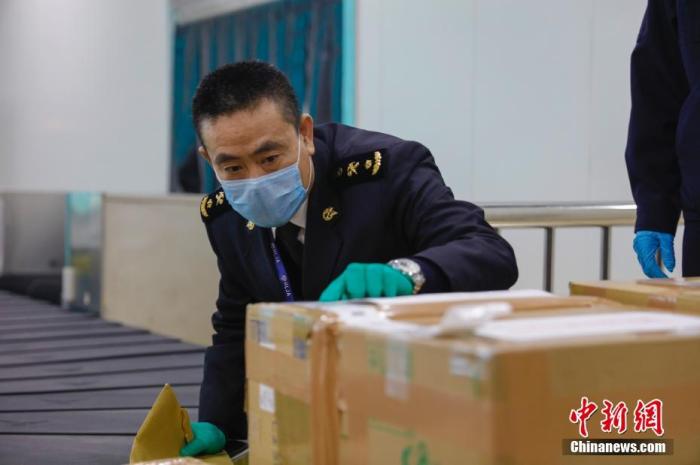 资料图：海关人员在检查口罩。 中新社记者 吕品 摄
