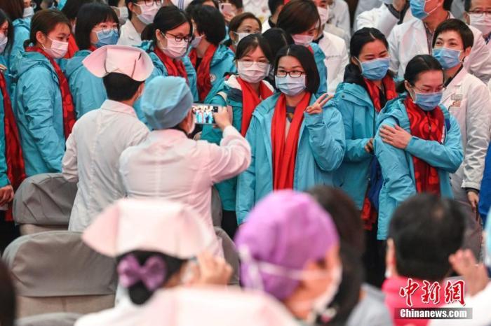 国家卫健委：逾1万医护人员支援武汉 重症专业人员缺口较大