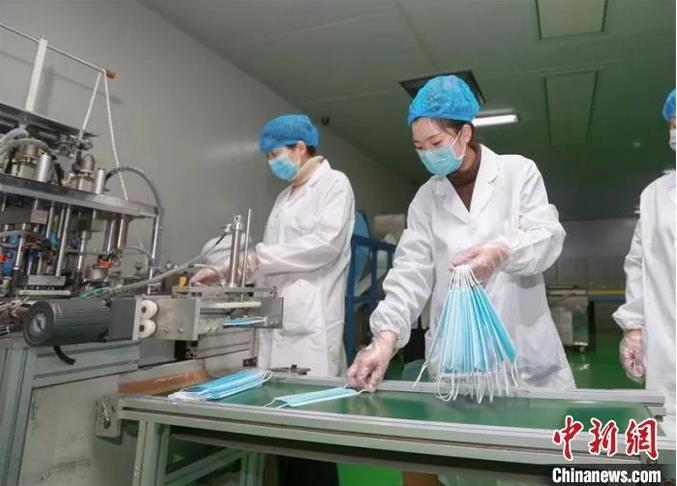 资料图：口罩生产现场。　刘秦君 摄