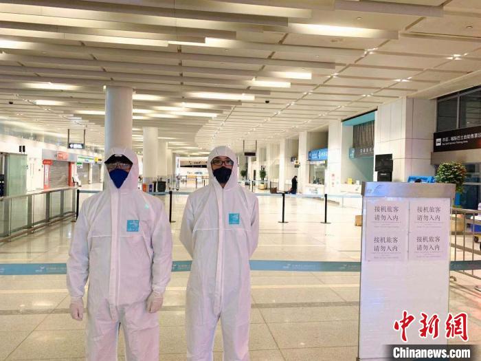 杭州萧山机场，机场公安民警驻守隔离点。(资料图) 张斌 摄