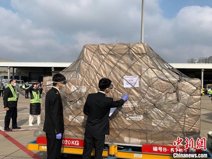 杭州萧山机场海关官员监卸华侨华人捐赠的医护物资。(资料图) 张斌 摄