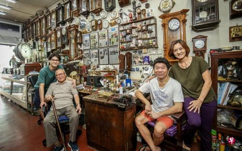 新加坡华裔钟表老店传承72年 三代人传承祖业