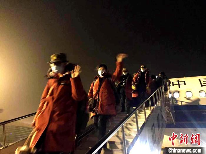 辽宁医疗队走下飞机 张慧华 摄