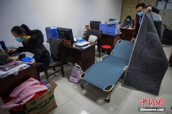 资料图：社区全体工作人员参加疫情防控24小时值班。泱波 摄