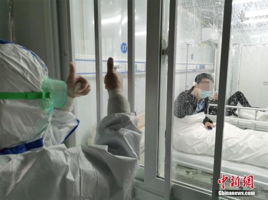 资料图：医护人员为患者鼓劲加油。 中新社发 高翔 摄