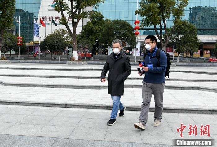 图为法国驻武汉总领事贵永华(左)接受中新社记者专访。中新社记者 安源 摄