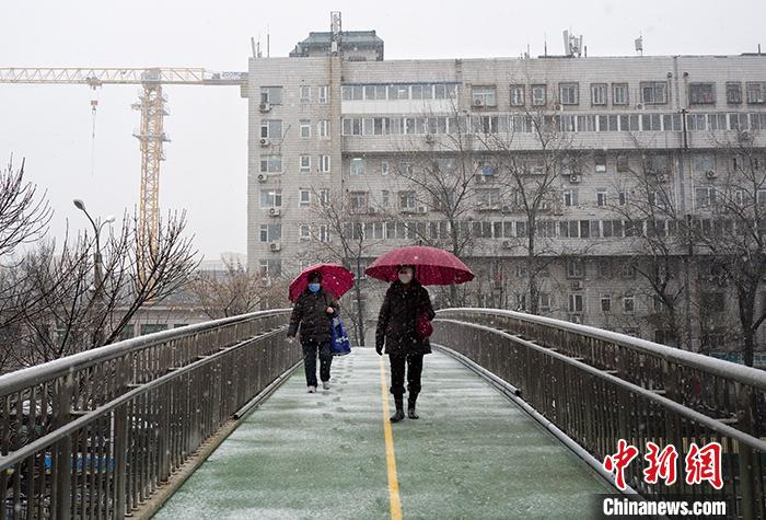 北京市民冒雪出行。中新网记者 李霈韵 摄