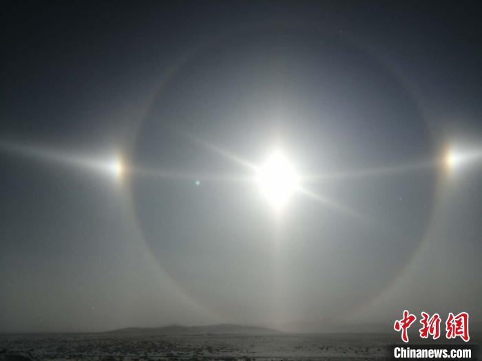 图为内蒙古出现的幻日奇观。　内蒙古气象局供图 摄